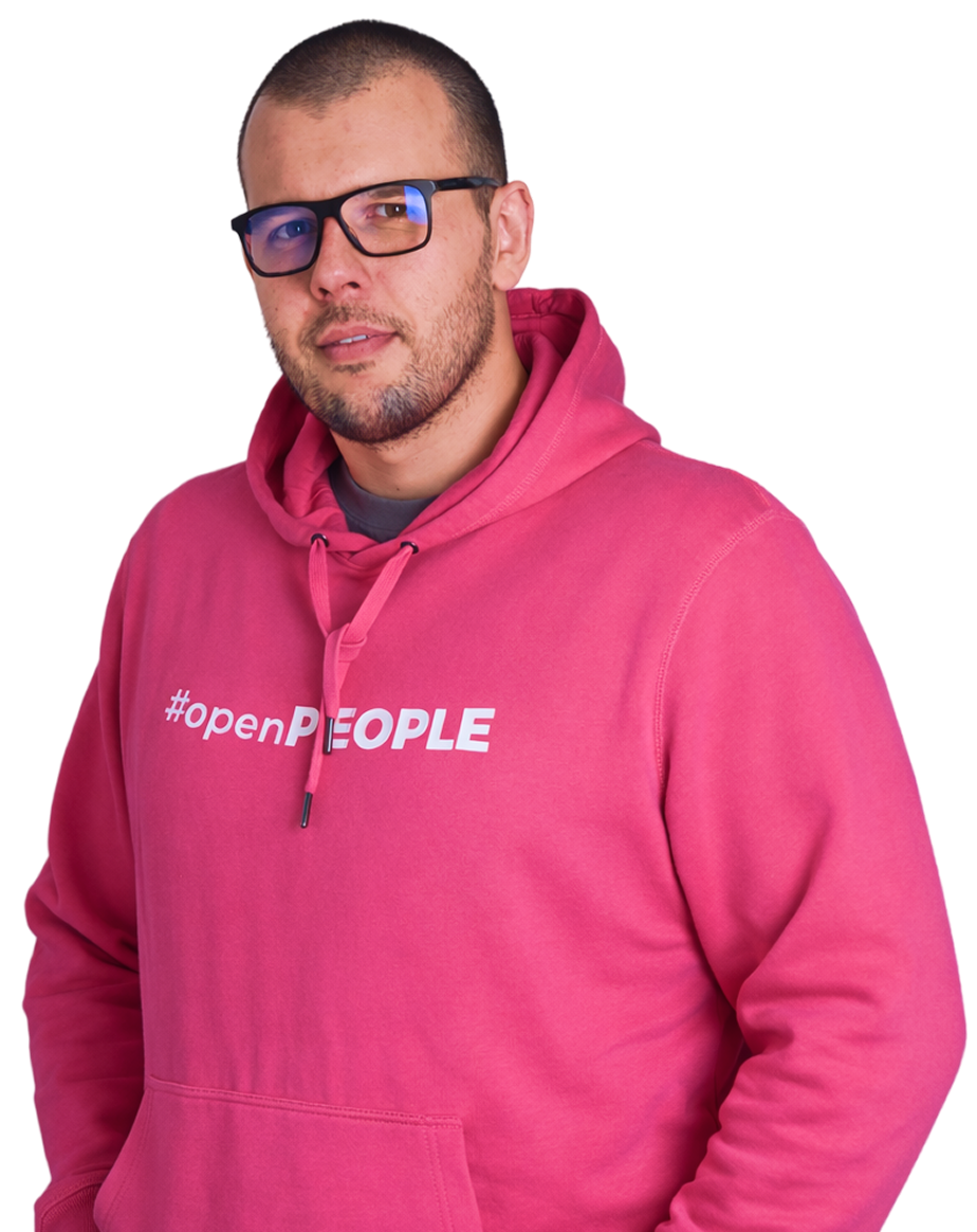 Jewgienij Walczykowski – Koordynator Back Office OpenGift.pl – portret członka zespołu Reflect Group w bluzie #openPEOPLE