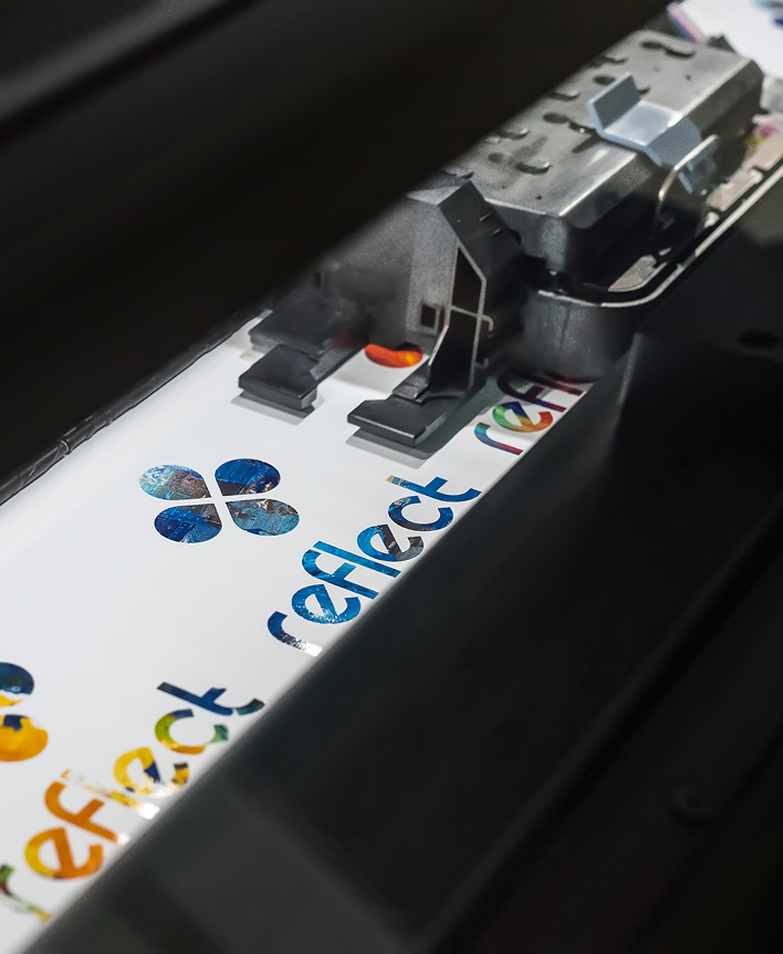 Logo Reflect Group drukowane na maszynie drukarskiej – produkcja materiałów brandingowych i poligraficznych